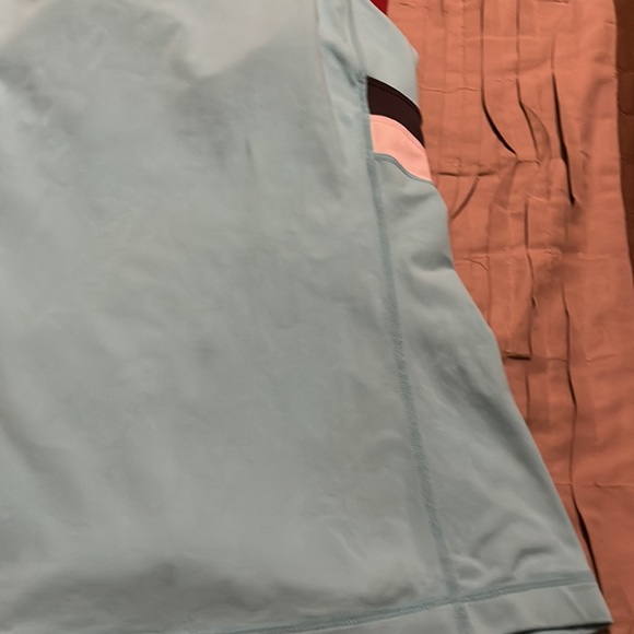 Lululemon top with bra. LN condition - Picture 3 of 9